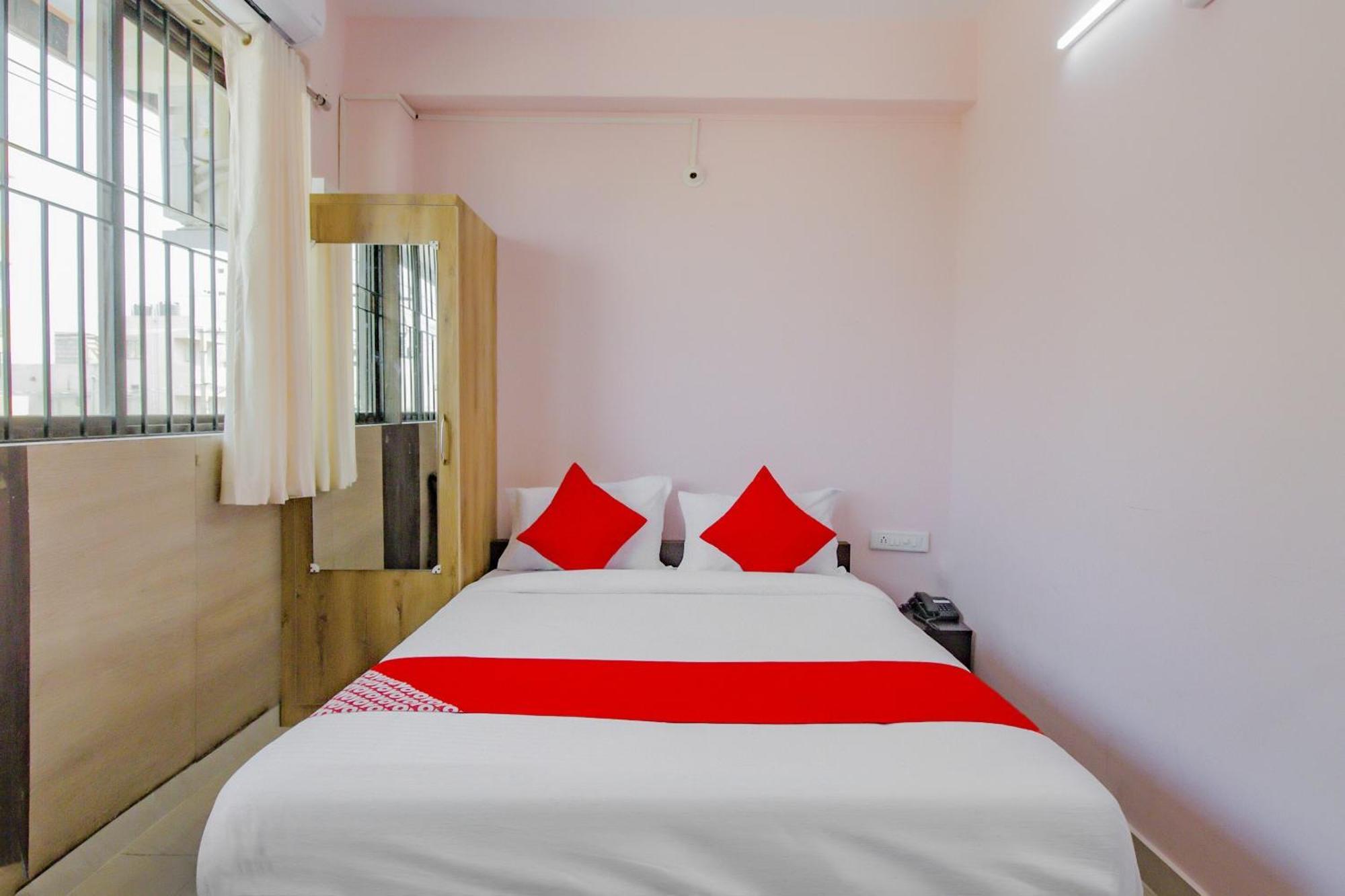 Oyo 79181 Sri Dhanalakshmi Boarding & Lodging Bangalore Exterior photo