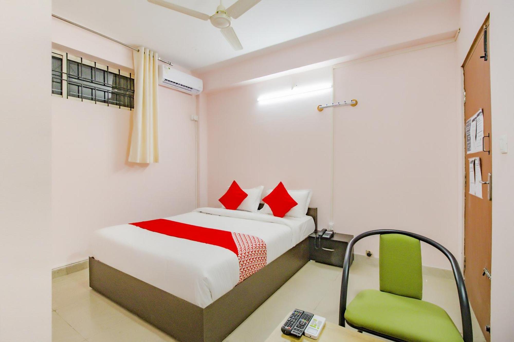 Oyo 79181 Sri Dhanalakshmi Boarding & Lodging Bangalore Exterior photo