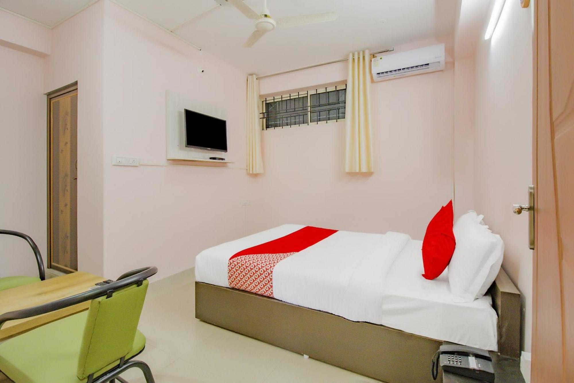 Oyo 79181 Sri Dhanalakshmi Boarding & Lodging Bangalore Exterior photo